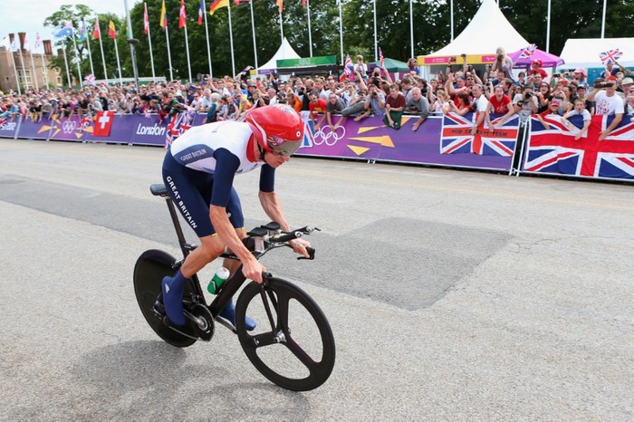 Bradley Wiggins của Anh đã xuất sắc giành HCV ở nội dung cá nhân tính giờ với thành tích 50:39.54, bỏ xa người xếp thứ 2 Tony Martin của Đức gần 1 phút.